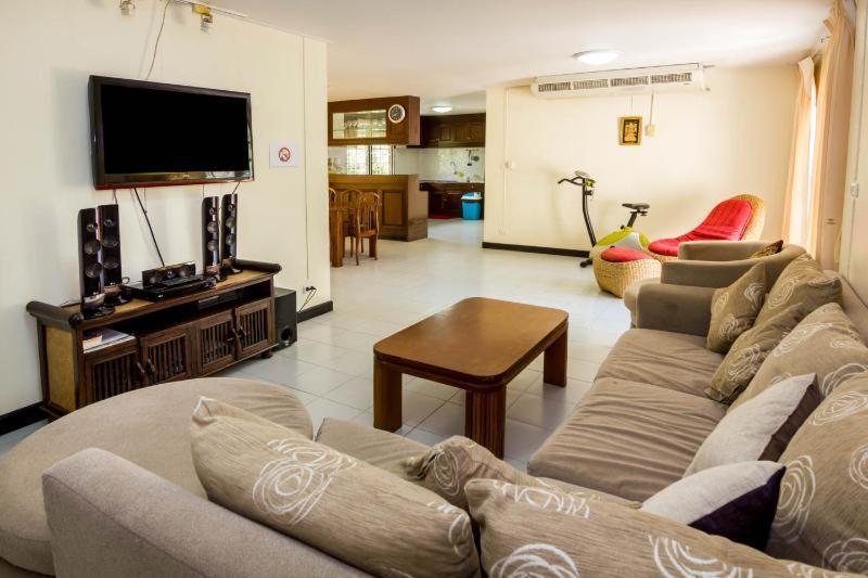 Villa Rosa With Private Pool And Jacuzzi 100M To Beach Pattaya ภายนอก รูปภาพ