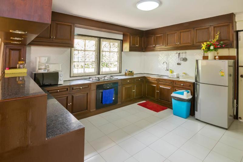 Villa Rosa With Private Pool And Jacuzzi 100M To Beach Pattaya ภายนอก รูปภาพ